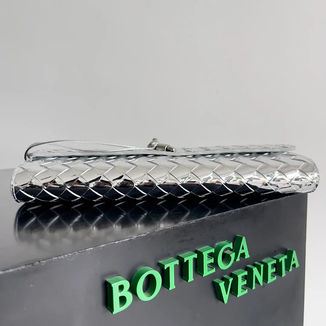 The batch of 1360 BV Andiamo evening handbags has been heavily planted again~ The designer aesthetics in the era of economic downturn are back. I fall in love with it at first sight and can't put it down. It's so beautiful and full of aura. The shape and texture are very competitive. It's light in weight and has sufficient capacity. It's a must-have for fashionistas. It's suitable for many occasions, minimalist, high-end and light luxury. Model No.: 741511 Size: 31*13*3cm